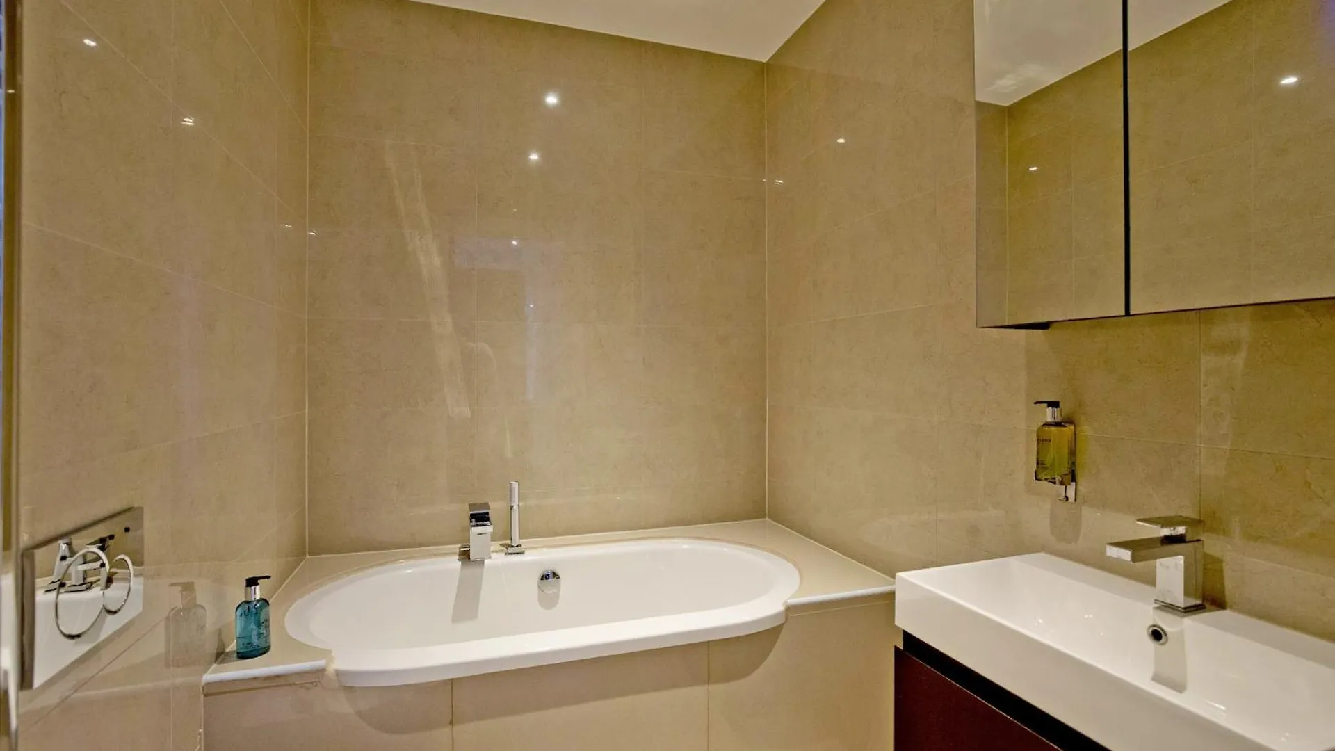 Imperial Liverpool Street Apartments 런던
