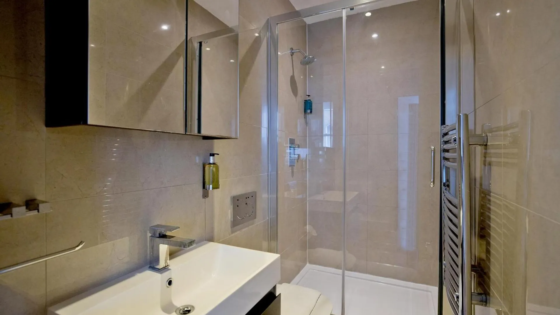 Imperial Liverpool Street Apartments 런던